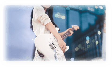 楽器を弾いている男性